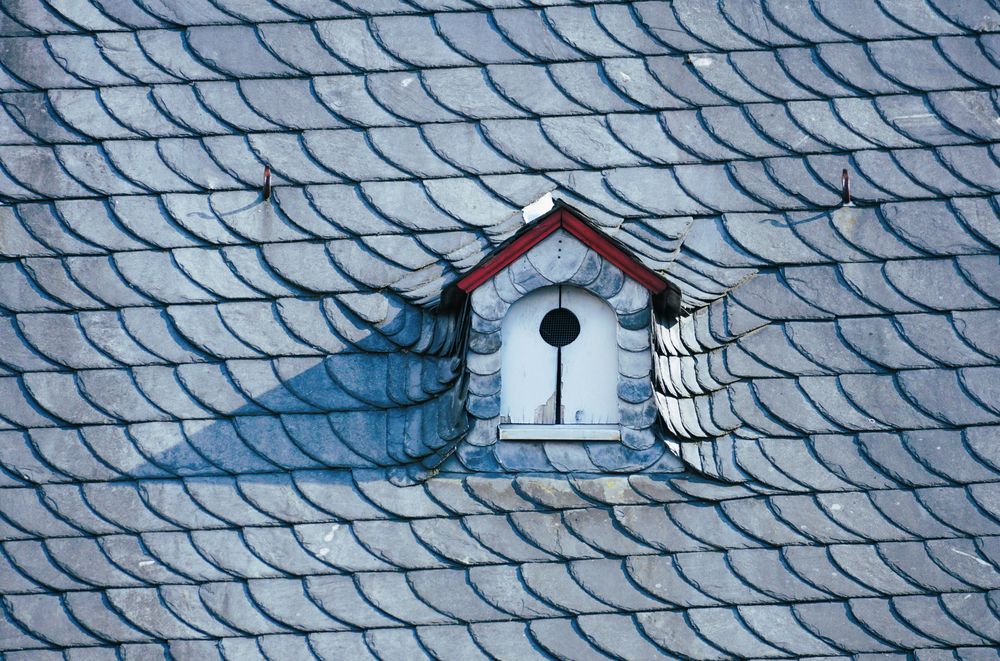 Toiture en ardoise avec lucarne