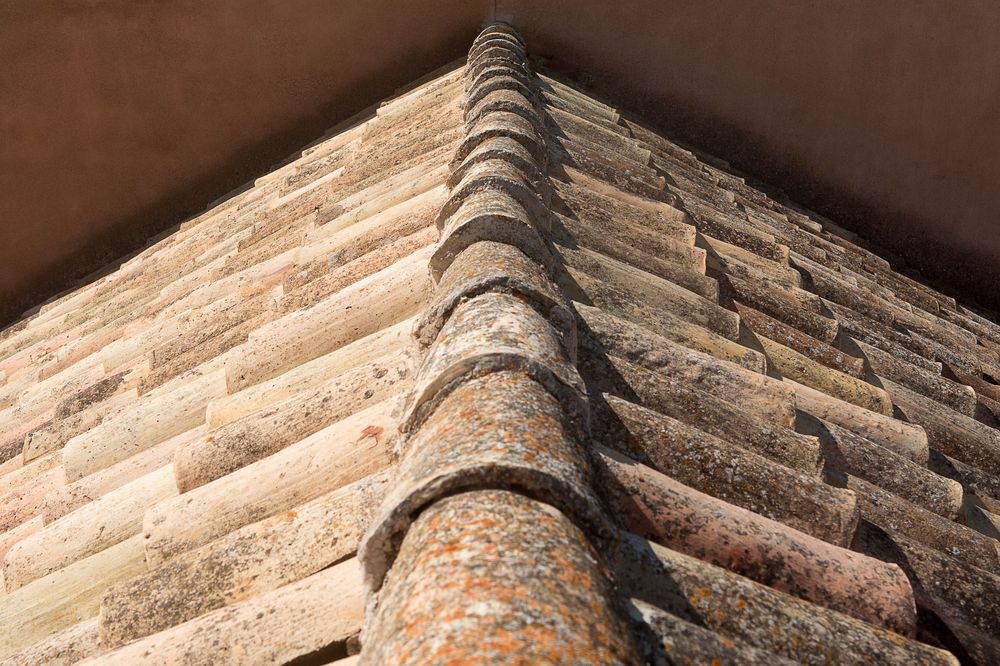 Faîtage d'une toiture en tuiles anciennes